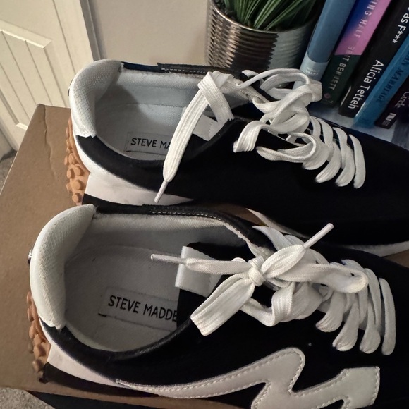 Steve Madden Women’s Campo Blk/Wht Lace-up Sneakers- Gently Used- Size 9.5M - Picture 8 of 15